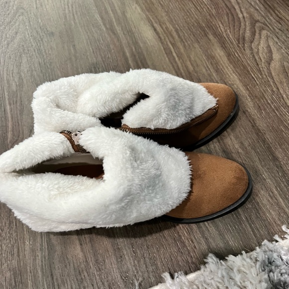 Maurices tan, fur lines boots 6.5 - Picture 4 of 4